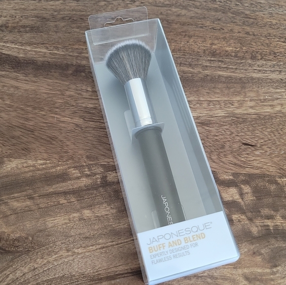 New Japonesque Professional Buff and Blend Makeup Cosmetic Brush - Picture 1 of 4